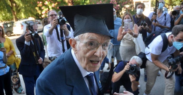 У знаний нет возраста: 97 летний мужчина получил долгожданную ученую степень бакалавра. Это его первый диплом за всю жизнь