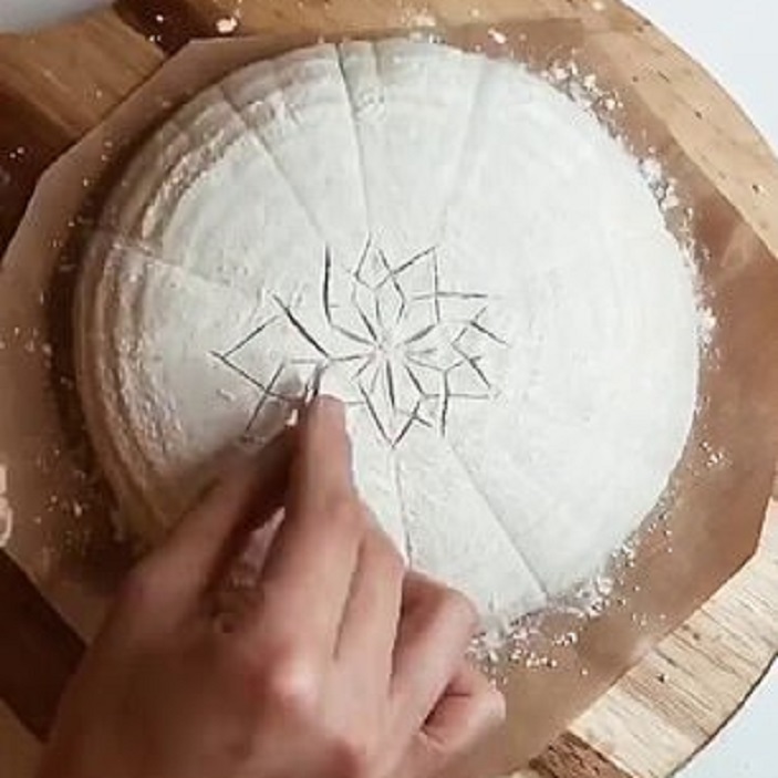 Пекарь показал, как он делает уникальные узоры на хлебе, используя нить и лезвие от бритвы: видео