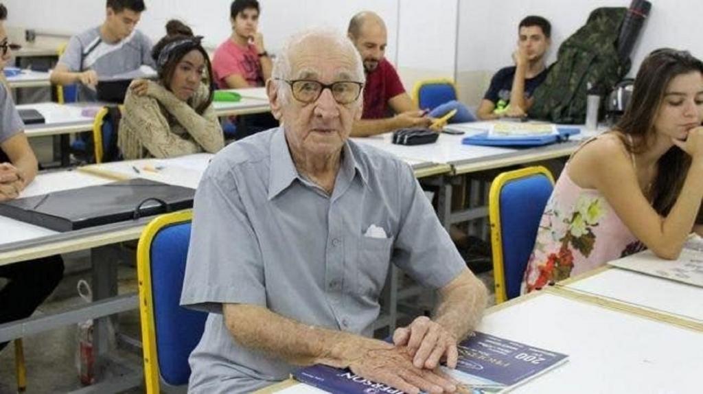 Несмотря на свой возраст, 92 летний мужчина получает образование архитектора и даже осваивает уроки в онлайн режиме