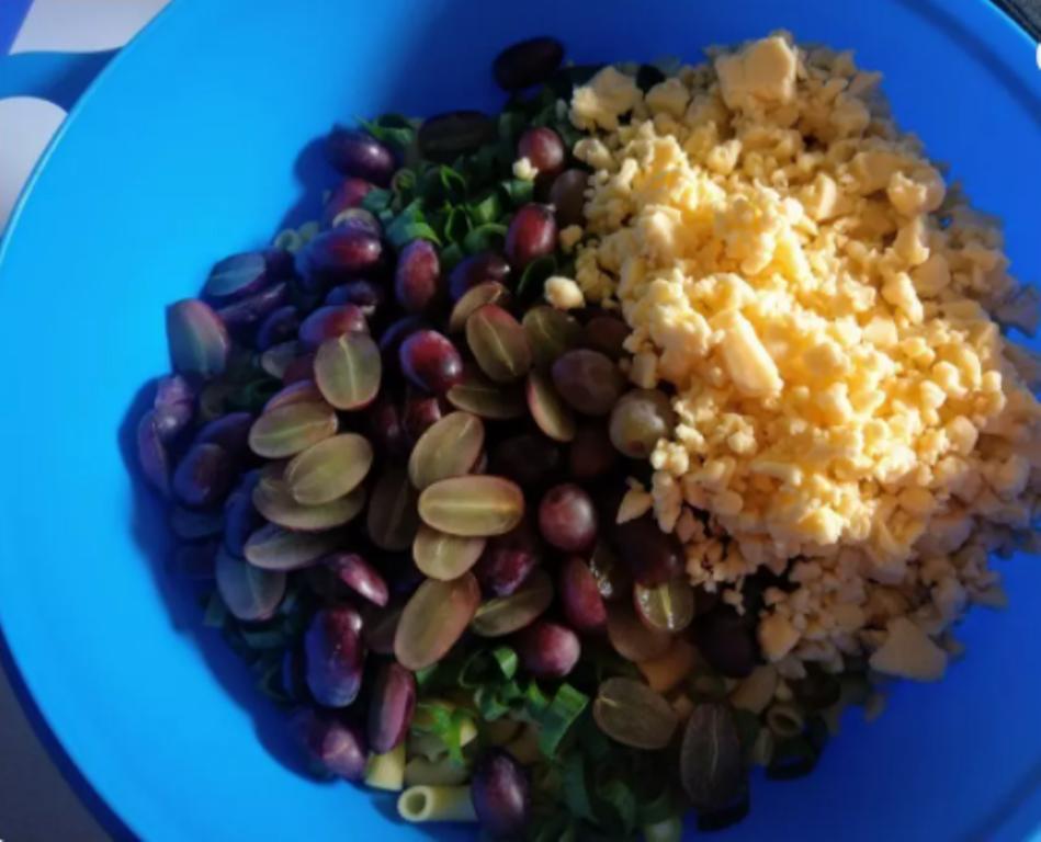 Осенний салат из пасты с орехами и виноградом. Оригинальное и свежее угощение