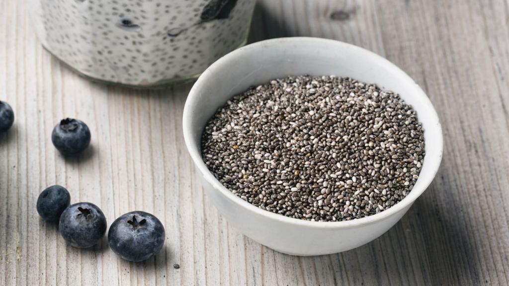 Почему семена чиа называют суперпродуктом: польза для здоровья и рецепт смузи для похудения