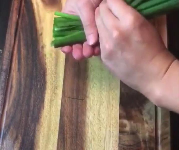 Чтобы блюда были красивыми, лук теперь режу только так. Как нарезать зеленый лук тонкой стружкой: лайфхак