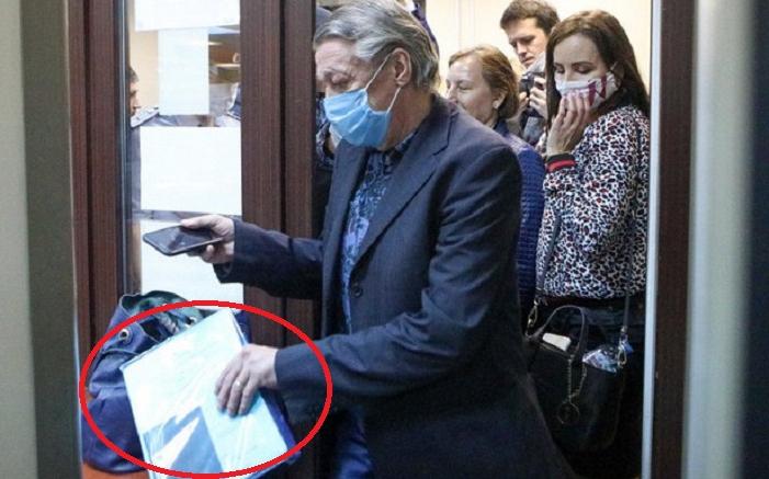 Что лежало в голубой папке Ефремова, которую он держал во время объявления приговора: мнение сестры актера