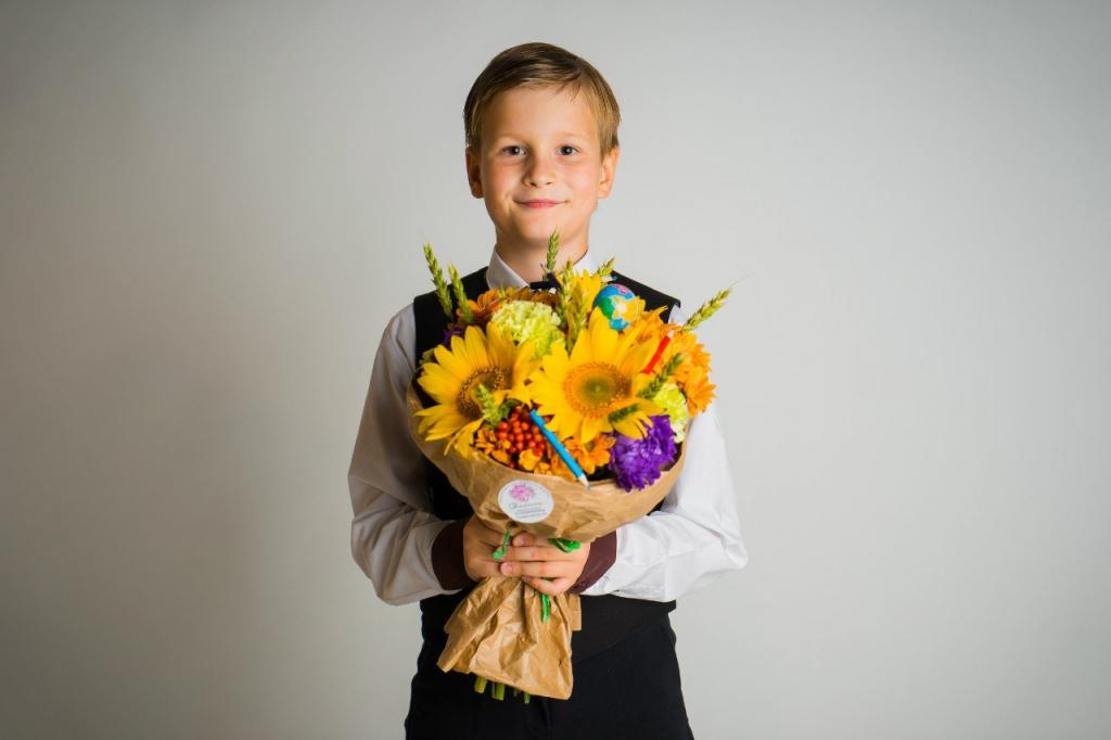 Дарить цветы, кричать и лопать шарики: идеи оригинальных поздравлений ко Дню учителя