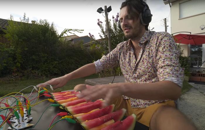 Музыкант создал уникальную  арбузную  клавиатуру и виртуозно сыграл на ней (видео)