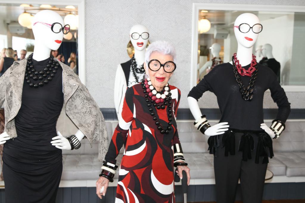 Можно позволять себе все модное: стилист объясняет, как одеваться по возрасту