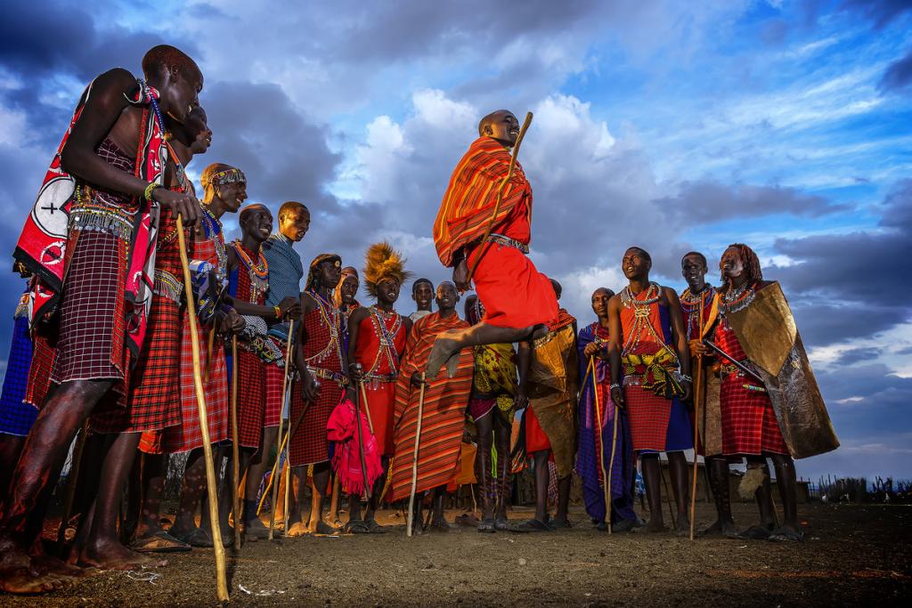 Кенийские масаи собираются раз в десятилетие на церемонию превращения воинов в старейшин: фото церемонии