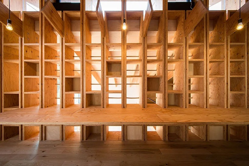 Архитекторы создали стену в форме огромной книжной полки для поддержания естественной циркуляции в доме: очень 