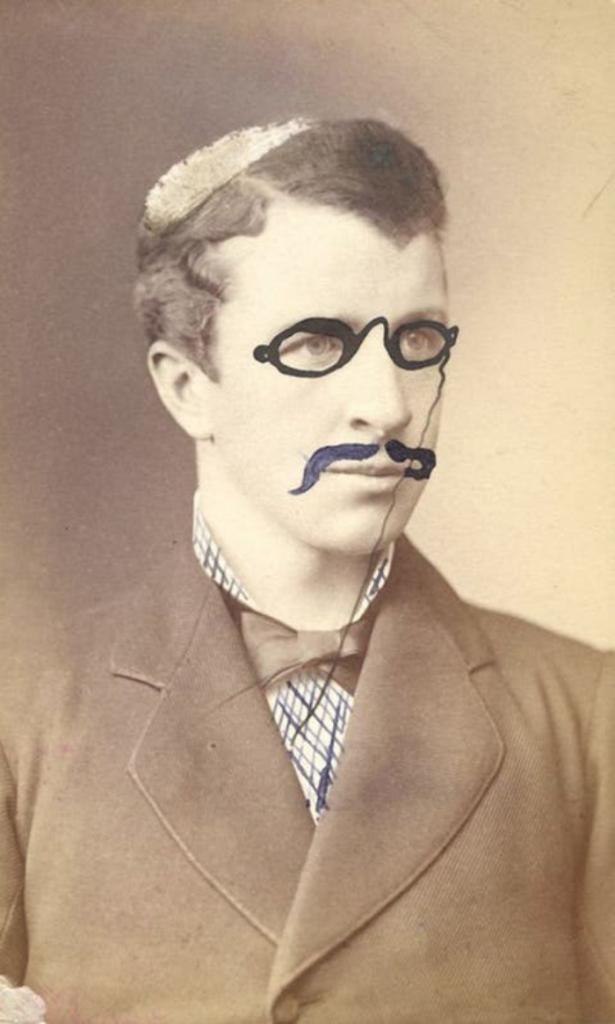 Предвестник  Фотошопа . В конце XIX века американский бизнесмен с помощью чернил изменял свои фото до неузнаваемости