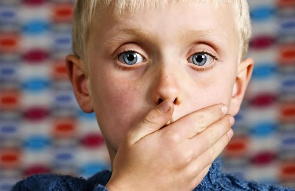 Ребенок слышит плохие слова из уст родителей и запоминает их: советы, как перестать ругаться в присутствии детей