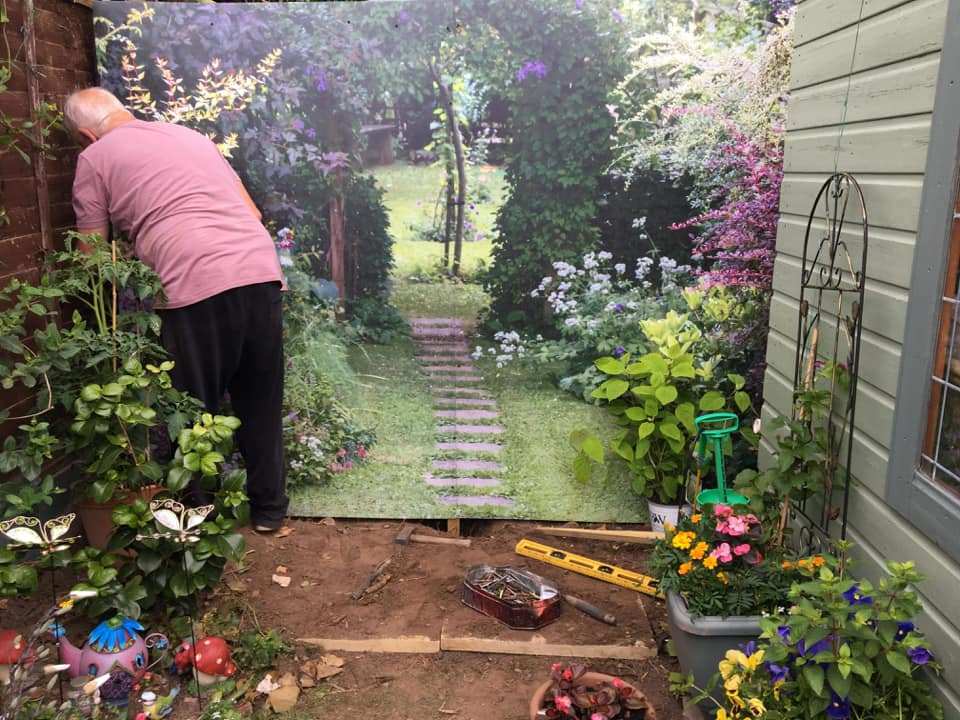 Увидев, как соседка украсила забор в своем дворе, решила сделать так же