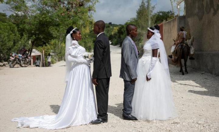 Бросая вызов протестам и бедности, гаитяне творчески подходят к женитьбе: обручаются несколько пар одновременно, а также используют мототакси