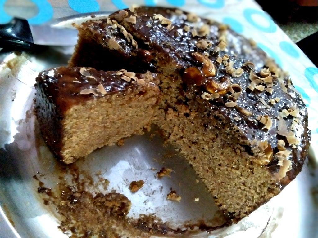 Бисквит готовлю из печенья, а глазурь – из пористого шоколада: пирог получается сочным и очень вкусным