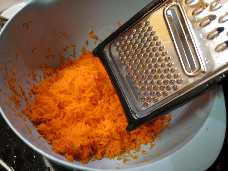Морковные кексы с пряным кремом: ароматное лакомство для семейных посиделок