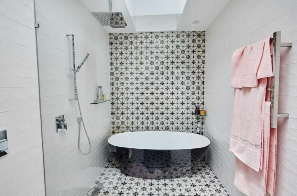 Как правильно сделать акцентную стену в ванной: дизайнер показал пару примеров