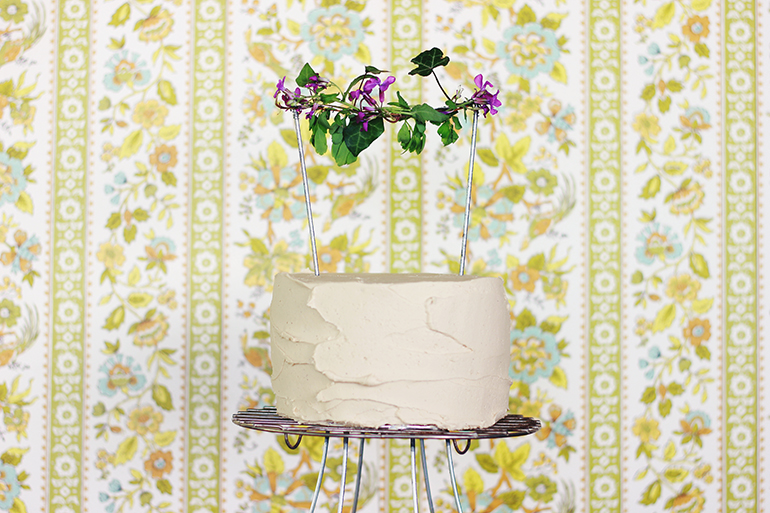 Я часто делаю топперы для тортов и кексов из свежих цветов: это очень экономно и невероятно красиво