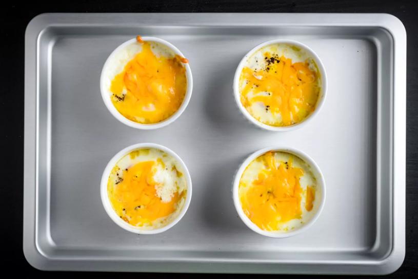 Запекаю яйца с сыром в духовке. Теперь это наш самый любимый завтрак