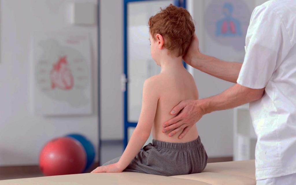 Если осматривая спину ребенка, вы обнаружили эти симптомы, то вам пора к врачу: советы от травматолога Галины Гачкевич