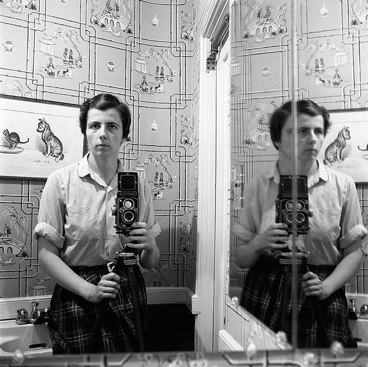 В 1957 году молодая няня работала в Нью-Йорке. Спустя годы оказалось, что девушка была одним из лучших фотографов ХХ века. Ее звали Вивиан Майер