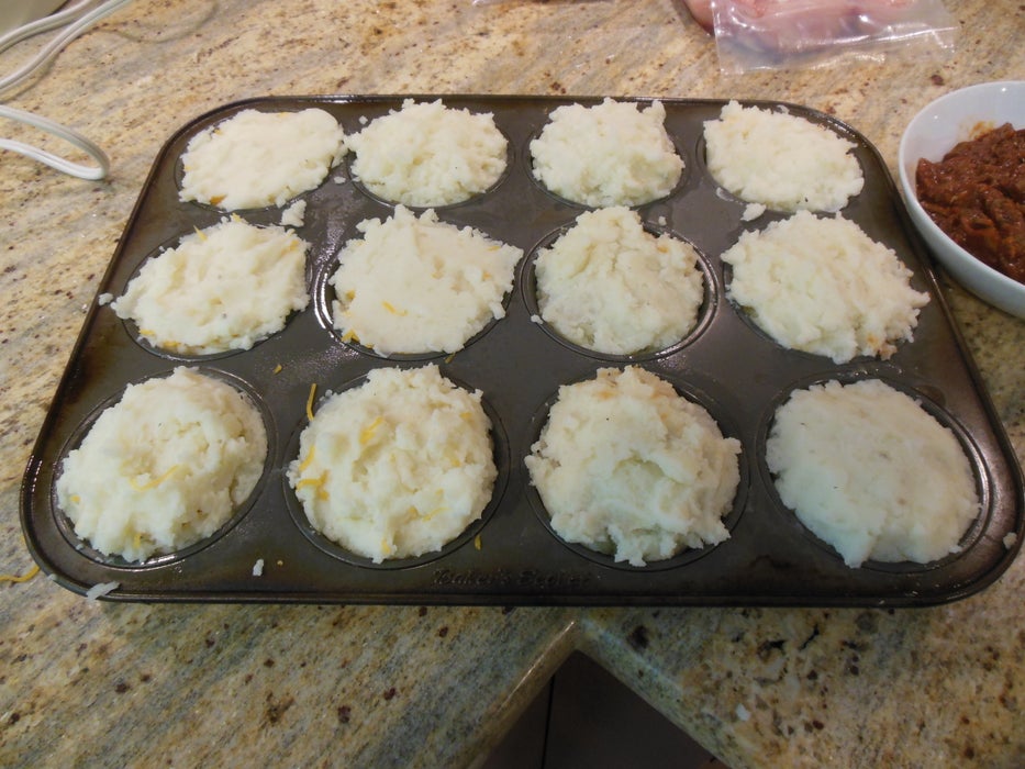 Картофельные кексы с беконом и двумя видами начинки: кладу в них либо сыр, либо мясной гуляш