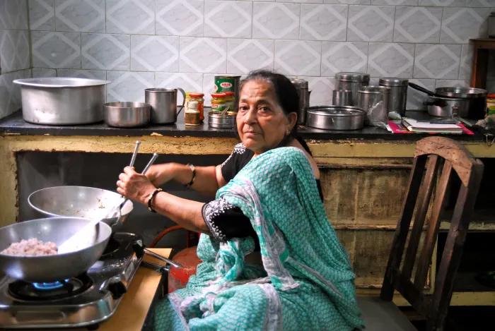 Амма, 78 летняя женщина из Индии, очень вкусно готовит: ее рецепт мясного карри с горчичной пастой уникальный