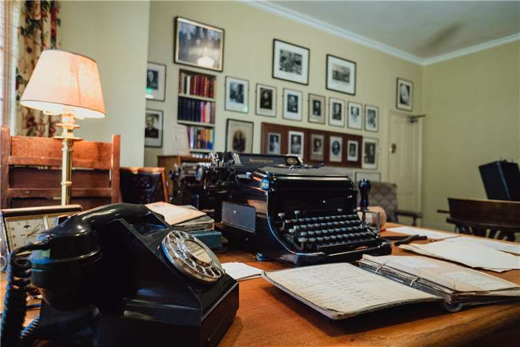 Картины Уинстона Черчилля выставлены в его мастерской вместе с коллекцией книг с надписями, медальонами, подарками и наградами