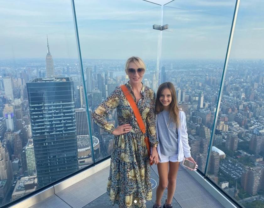 Кристина Орбакайте поделилась новыми снимками с семейного отдыха: вместе с дочкой и мужем певица побывала на смотровой площадке в Нью-Йорке