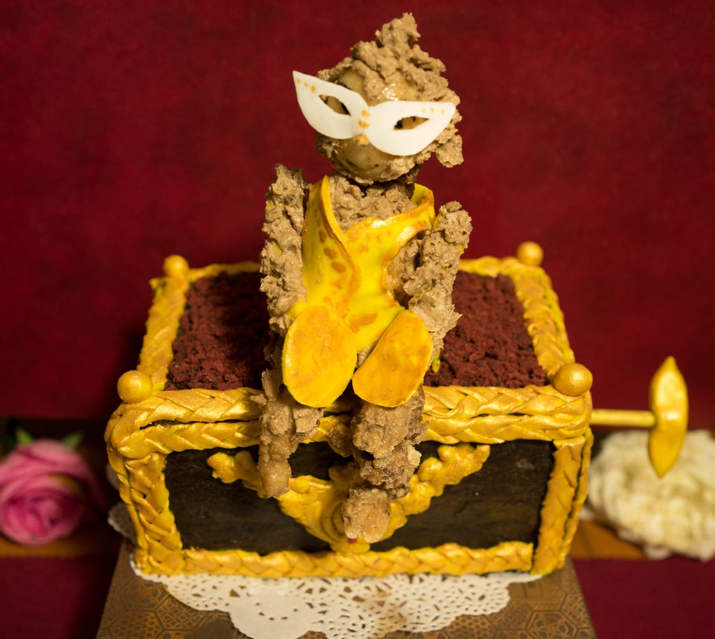 Торт в виде музыкальной шкатулки с обезьянкой: рецепт уникального десерта  Призрак оперы 