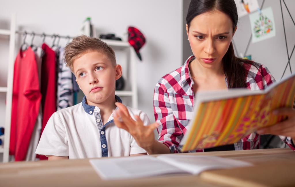 Наказывать или игнорировать: психолог Мария Меркулова объяснила, почему родители расстраиваются из за оценок больше, чем их дети