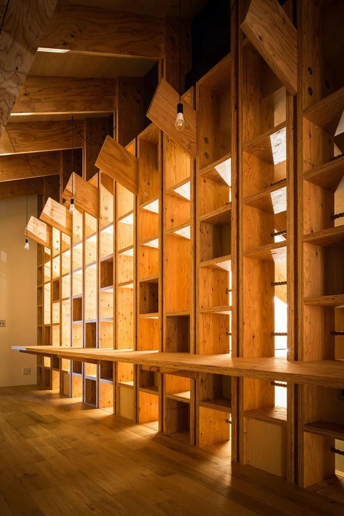 Архитекторы создали стену в форме огромной книжной полки для поддержания естественной циркуляции в доме: очень 