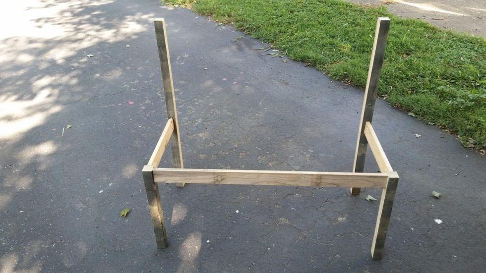 Из старого штакетника сделал скамейку со спинкой: бюджетный вариант стильной лавочки