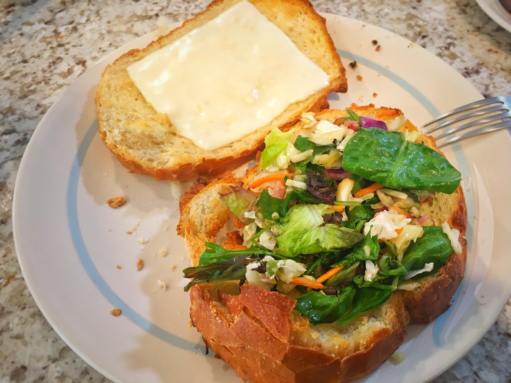 Бутерброд с луковыми кольцами и мясом: чтобы лук не оставлял неприятное послевкусие, его надо замочить в молоке