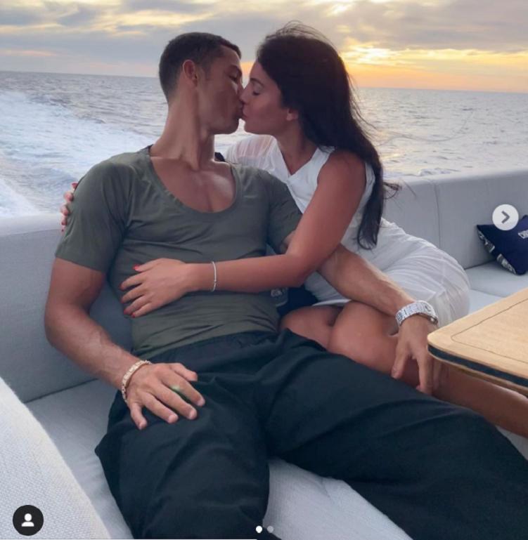 Как целуется Роналду: подруга знаменитого футболиста выложила фото прогулки пары на яхте с их романтичным поцелуем