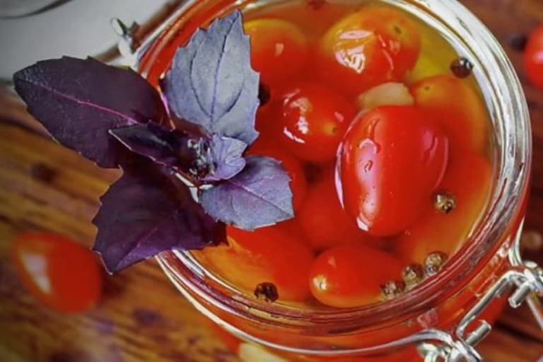 Маринованные помидоры по итальянски. Их изюминка   базилик, придающий особый вкус