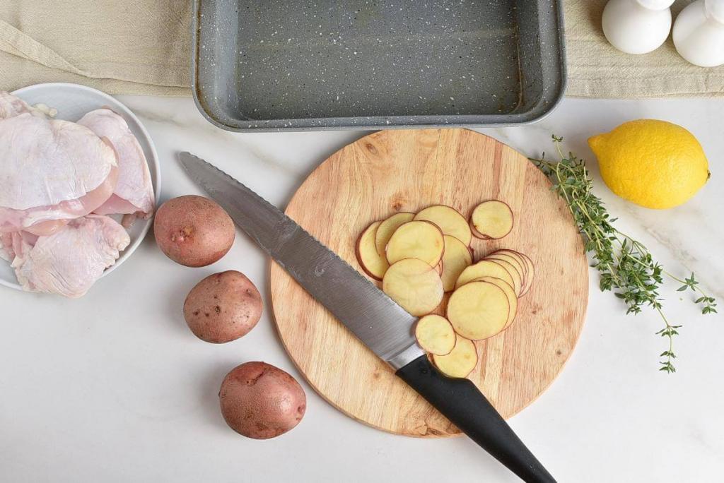 Курицу с картошкой делают многие. Но у меня она нежная и ароматная. Секрет   в ломтиках лимона