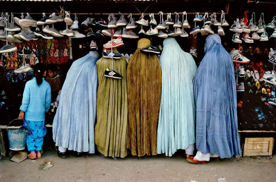 Мгновения жизни в красивых фотографиях: афганские женщины в обувном магазине