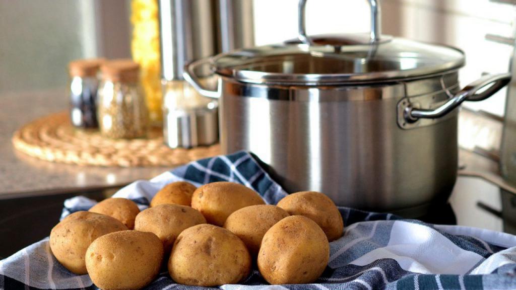 Не надо дышать над картошкой: доктор Мясников назвал самые опасные из излюбленных народных средств