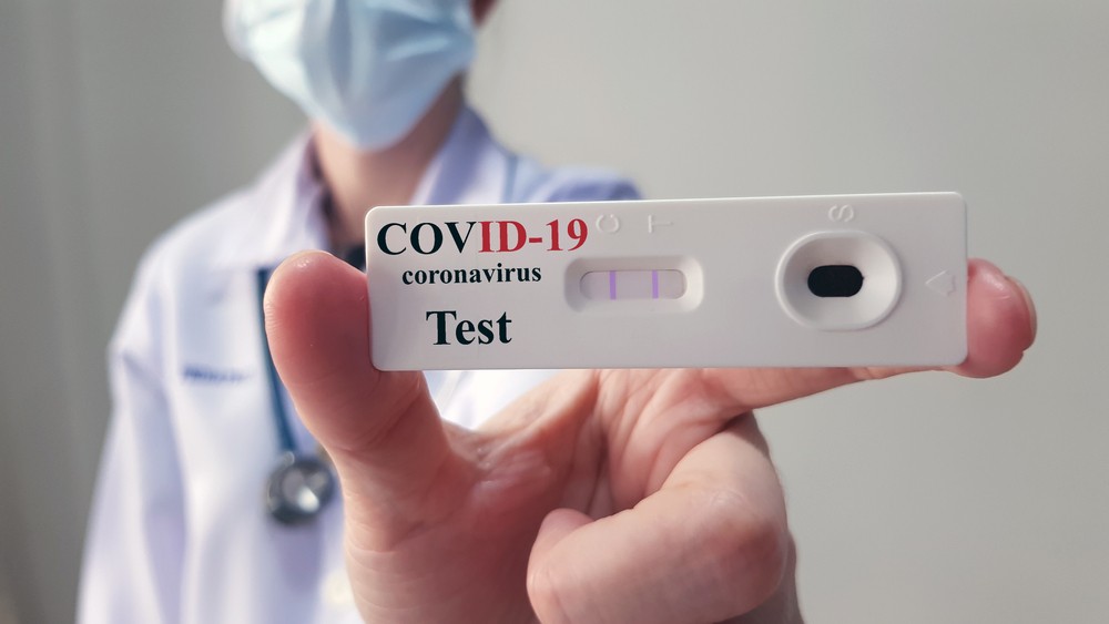Психологи объясняют, почему некоторые люди боятся признаться в положительном результате теста на коронавирус, хотя это может быть опасно