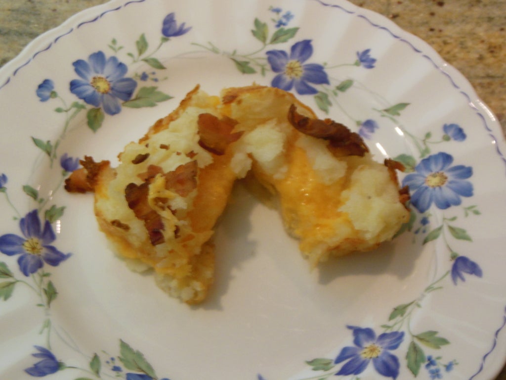 Картофельные кексы с беконом и двумя видами начинки: кладу в них либо сыр, либо мясной гуляш
