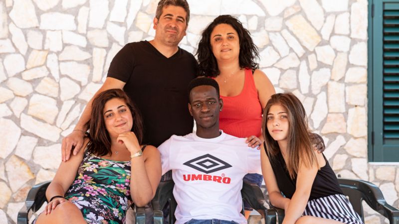 Итальянская семья Ферраро воспитывает гамбийского мигранта: «Он сын, которого у нас никогда не было»