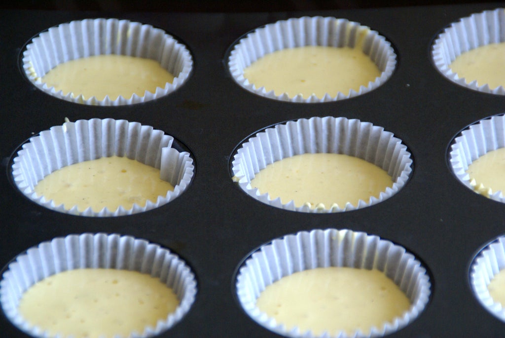 Воздушные кексы а-ля кофейное тирамису: пористую выпечку поливаю сиропом и украшаю кремом