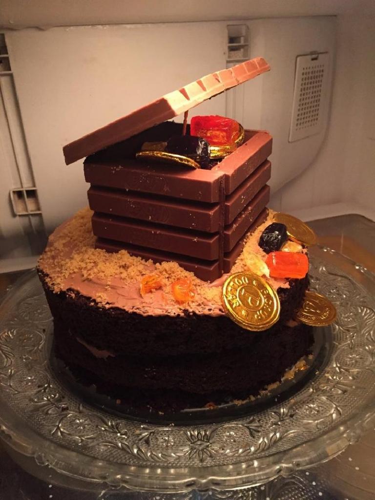 Лакомство для маленьких пиратов: на день рождения сына приготовила необычный торт в виде сундука с сокровищами