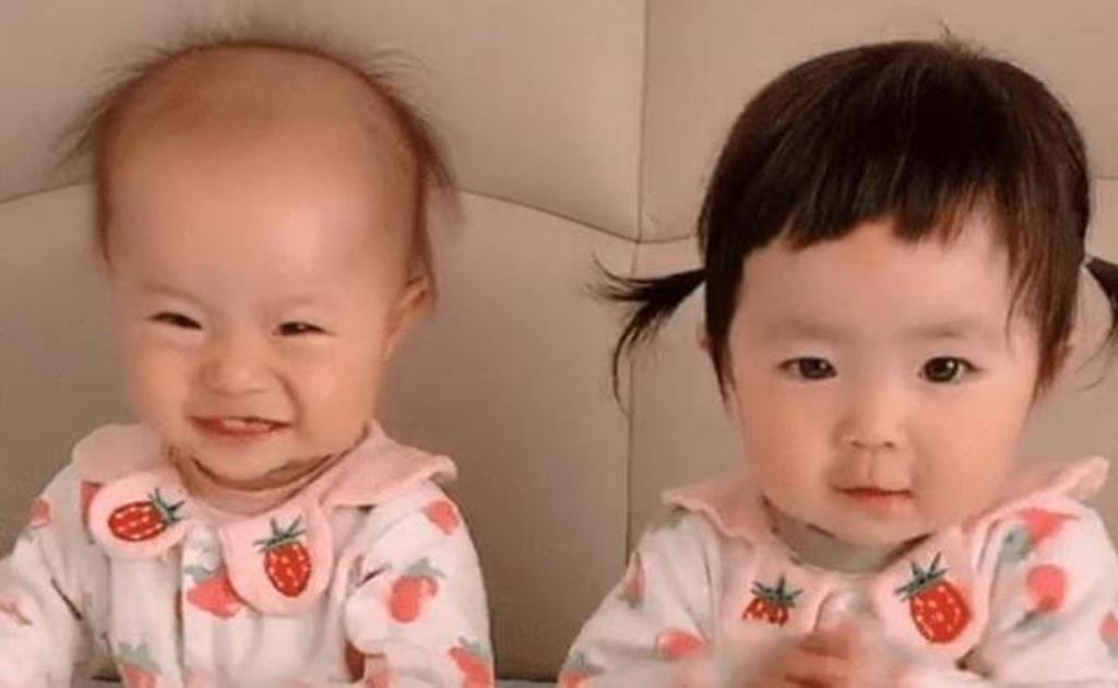 Различить их несложно: мама разместила в Сети фото своих дочек-близняшек