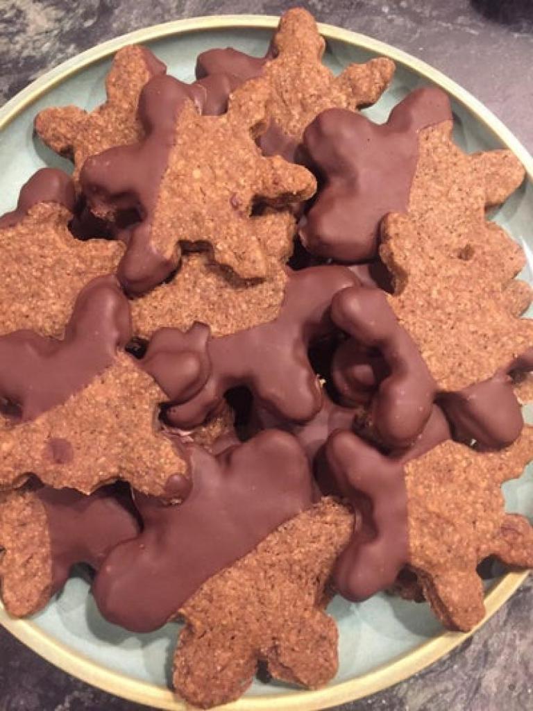 Шоколадное печенье с кофейными зернами: красивая выпечка, которая идеально будет смотреться на праздничном столе