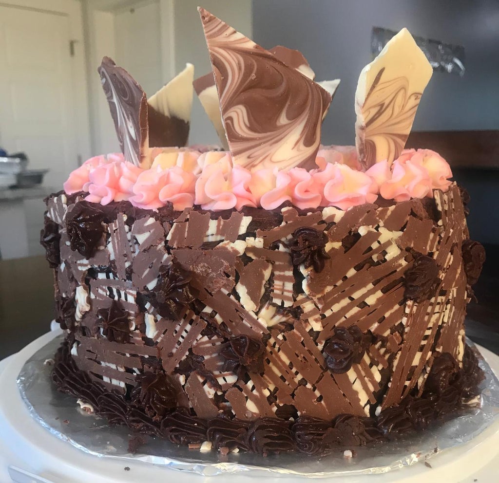 Праздничный торт, как из кондитерской: украшаю бисквитное лакомство  мраморным  шоколадом и цветным кремом