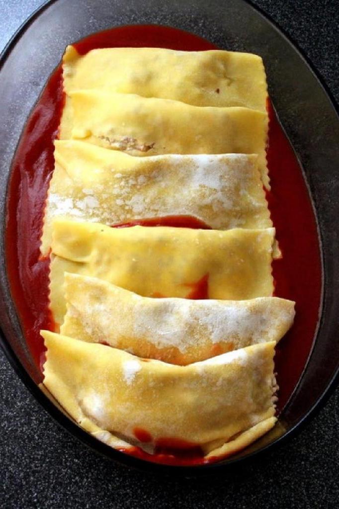 Сытная запеканка с домашними равиоли: начинку заворачиваю в тесто, заливаю двумя соусами и ставлю блюдо в духовку