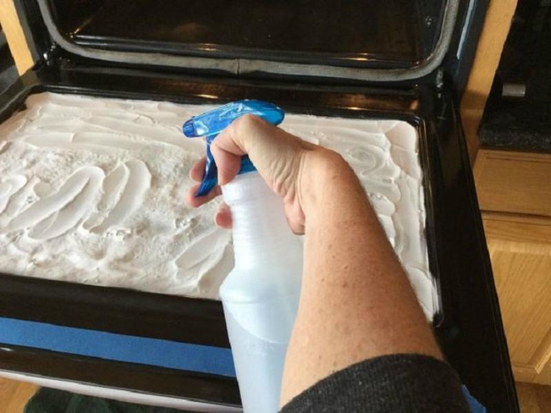 Простой способ очистить стекло духовки. Помогает устранить даже устаревший жир