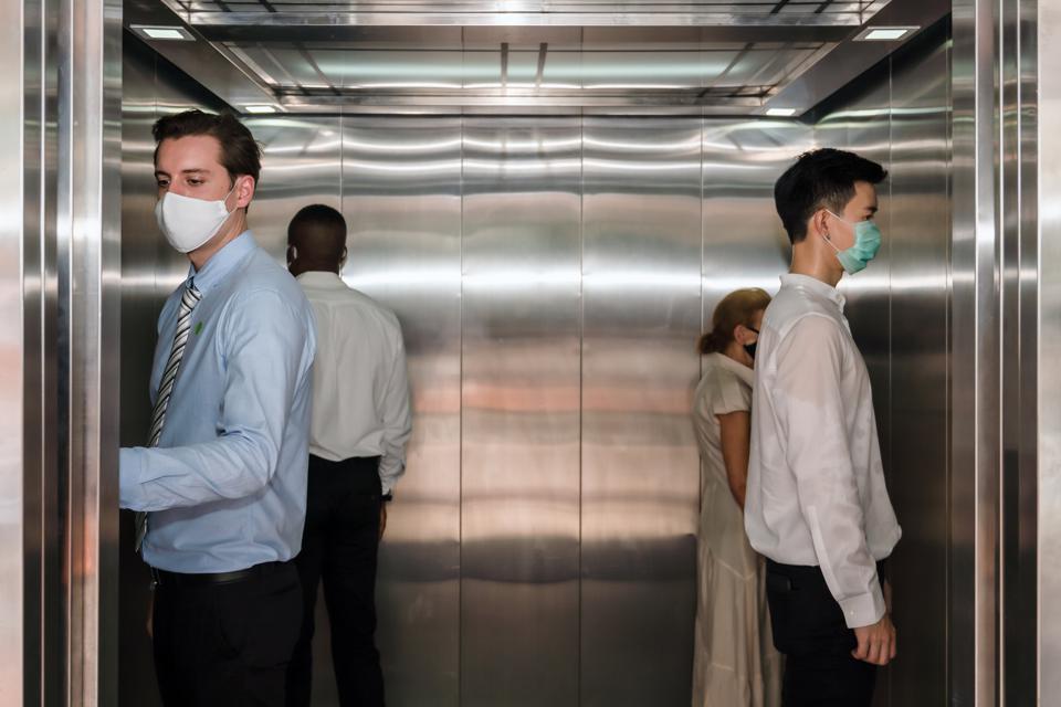 Ученые подсчитали вероятность заражения коронавирусом в лифте. О чем нужно позаботиться, если нет возможности подняться пешком