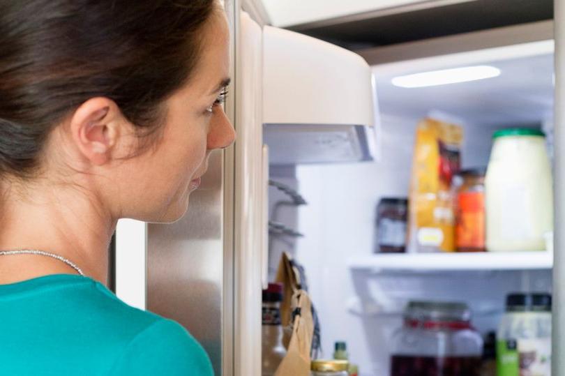 Парень не выдержал и опубликовал фото того, как его девушка  раскладывает  продукты в холодильнике после шопинга