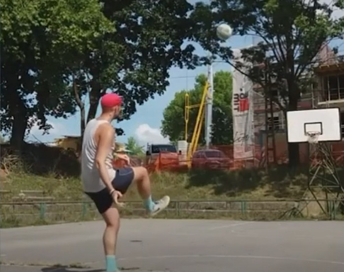 Парень выполняет великолепные баскетбольные трюки, но делает это ногами и футбольным мячом (видео)